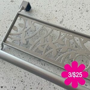 🌸3/$25 Over cabinet towel holder | 8.5” L